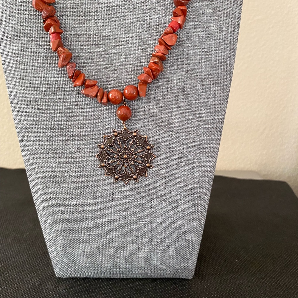 Collar jaspe rojo con focal estrella